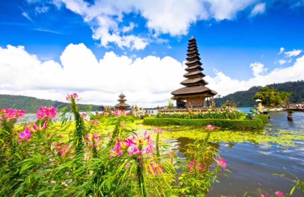 indonesia-bali-pura-ulun-danu-temple-on-a-lake-beratan