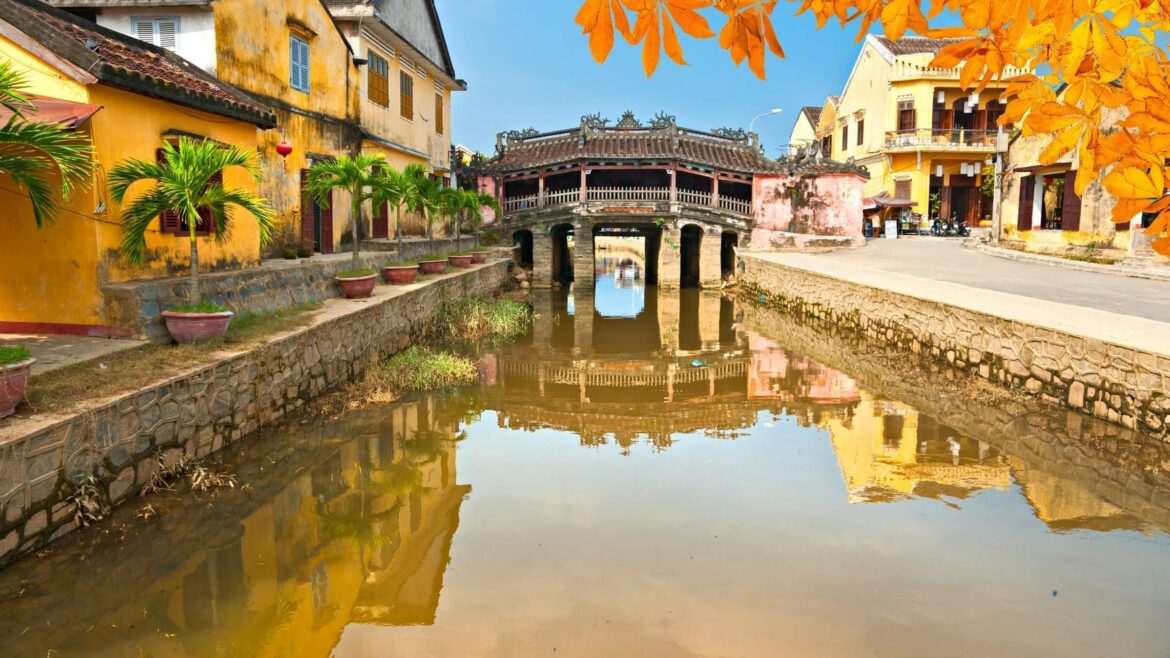 hoian-japanese-covered-bridge-included-in-tours-offered-by-asia-vacation-group